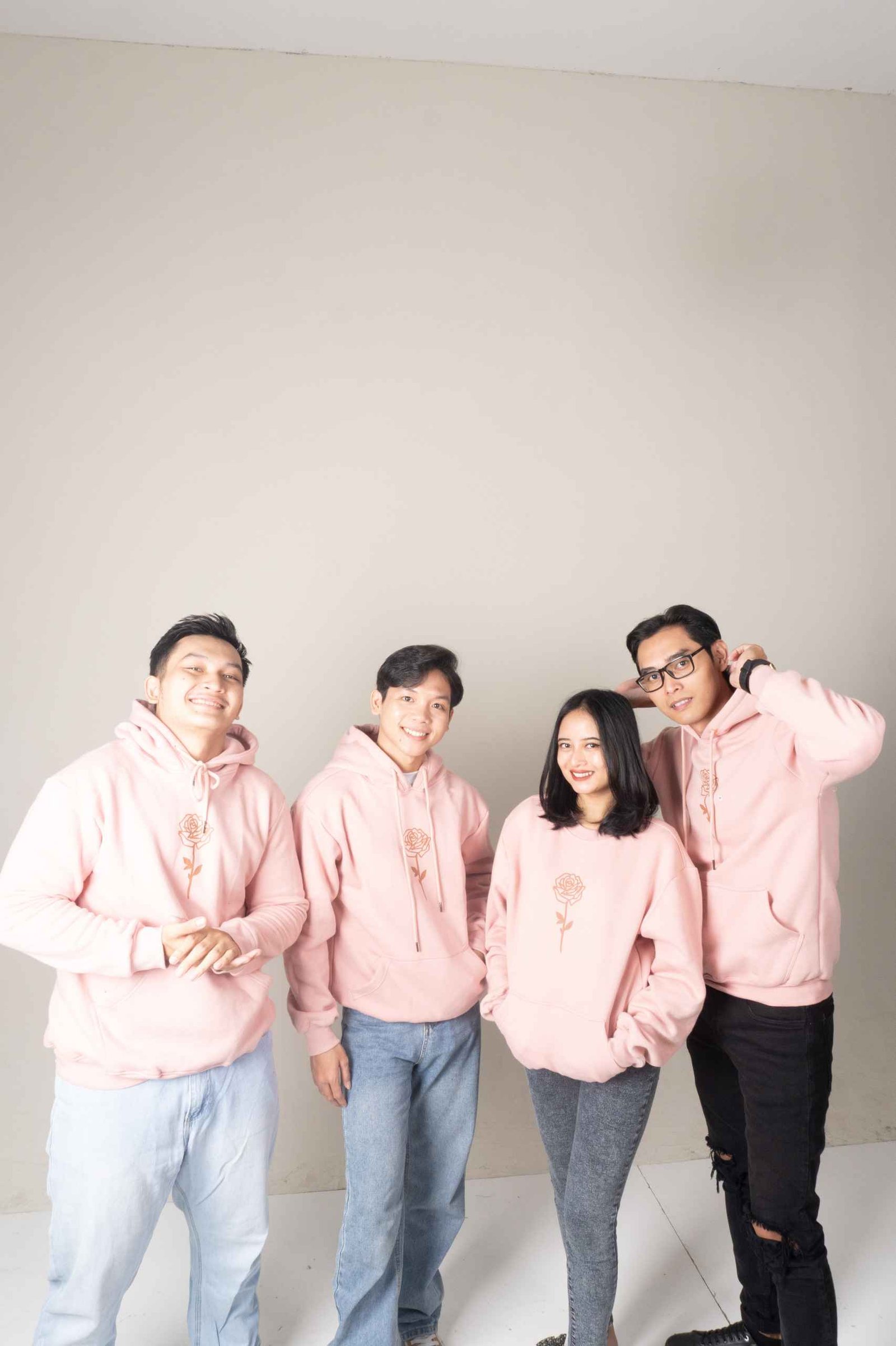 Hoodie custom warna merah muda untuk sebuah komunitas