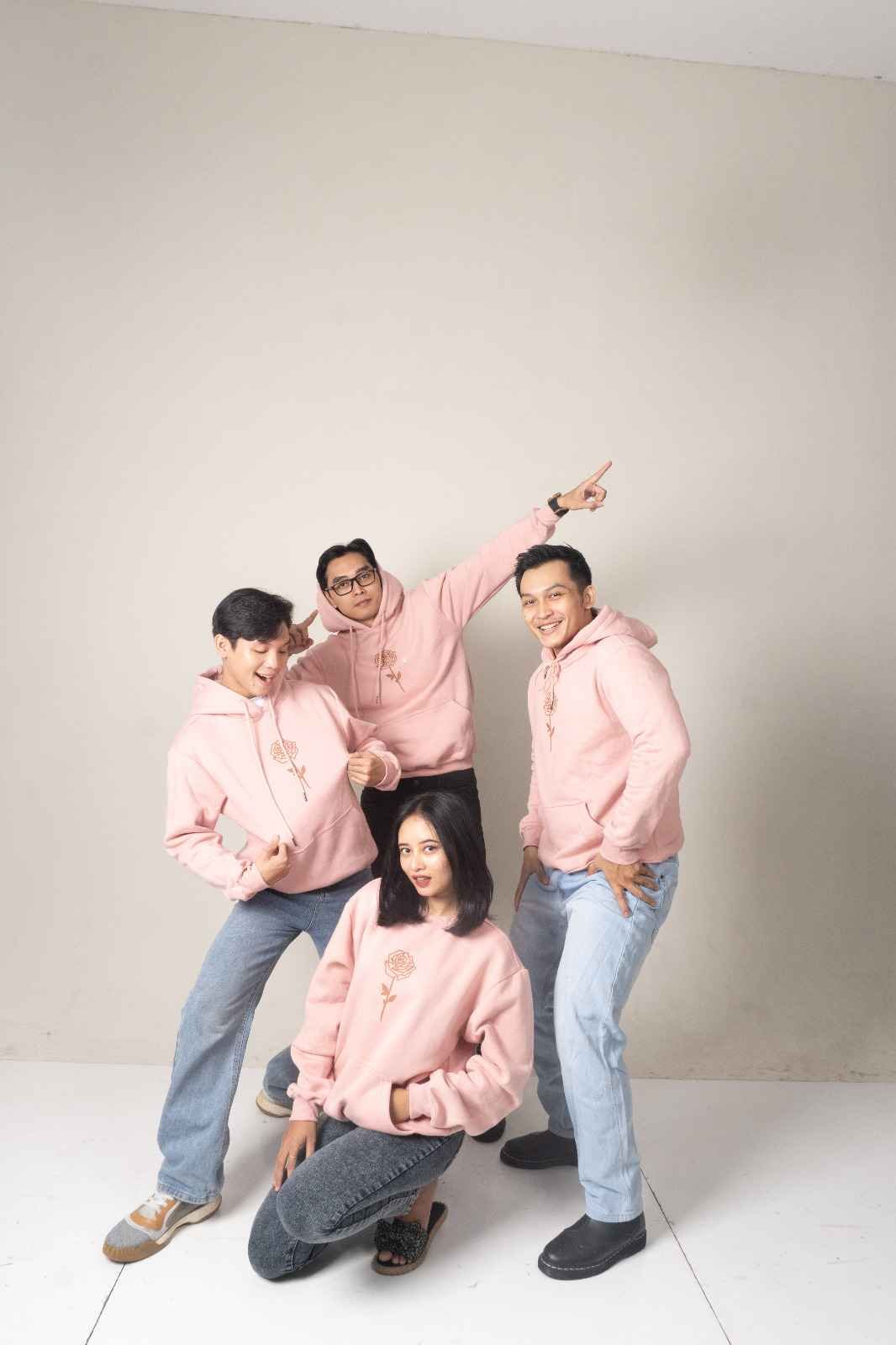 Sweater komunitas dengan bordir dada