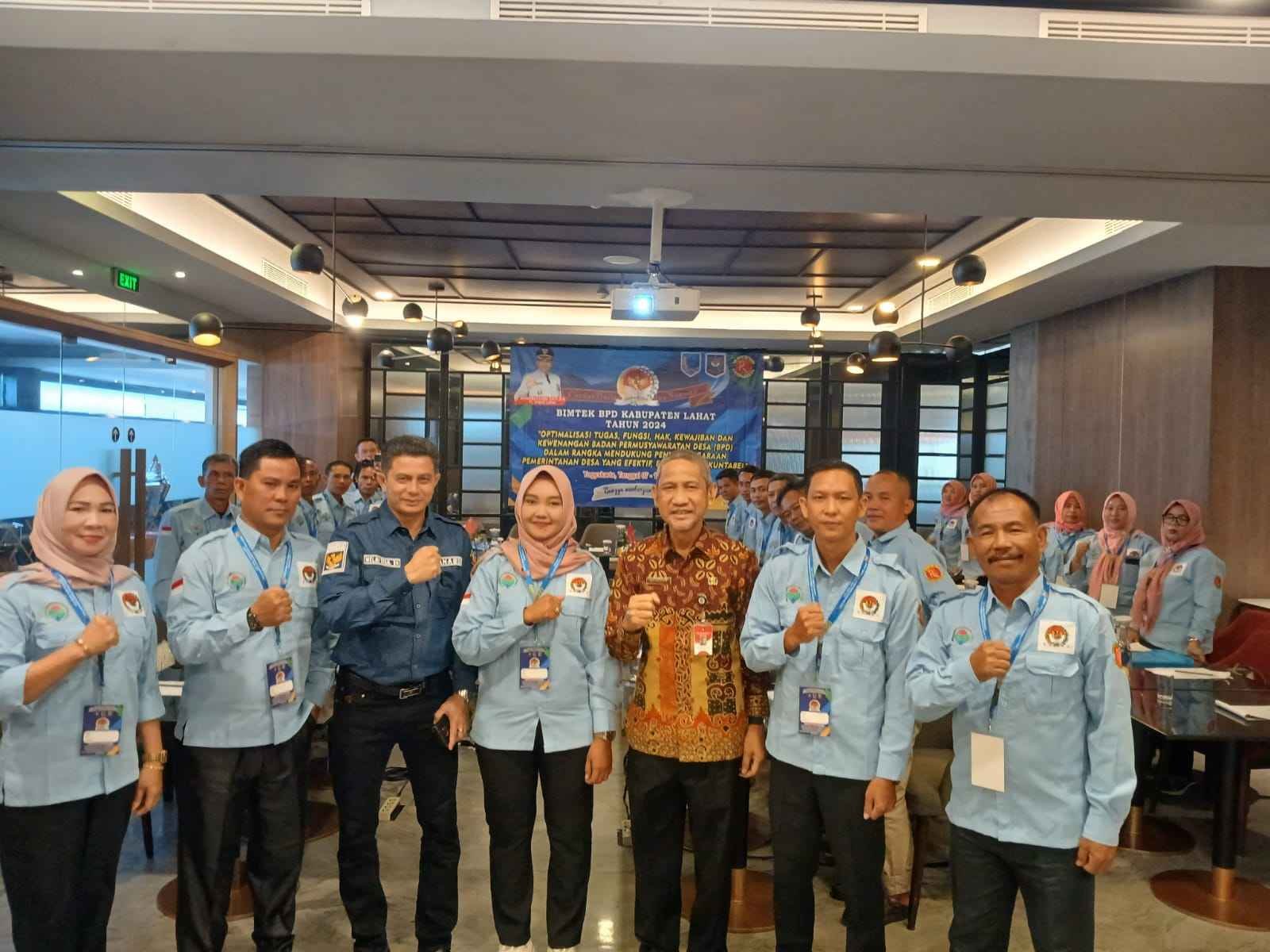 Seragam kerja satu angkatan pegawai instansi