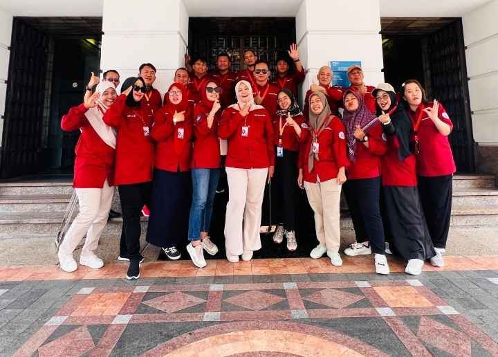 Jaket merah kelompok KKN mahasiswa
